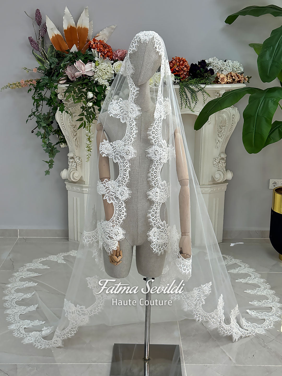 Çıkarılabilir Dantelli Pelerinli Tesettür Gelinlik, Katedral Kuyruklu, Zarif Duvaklı Haute Couture Gelinlik