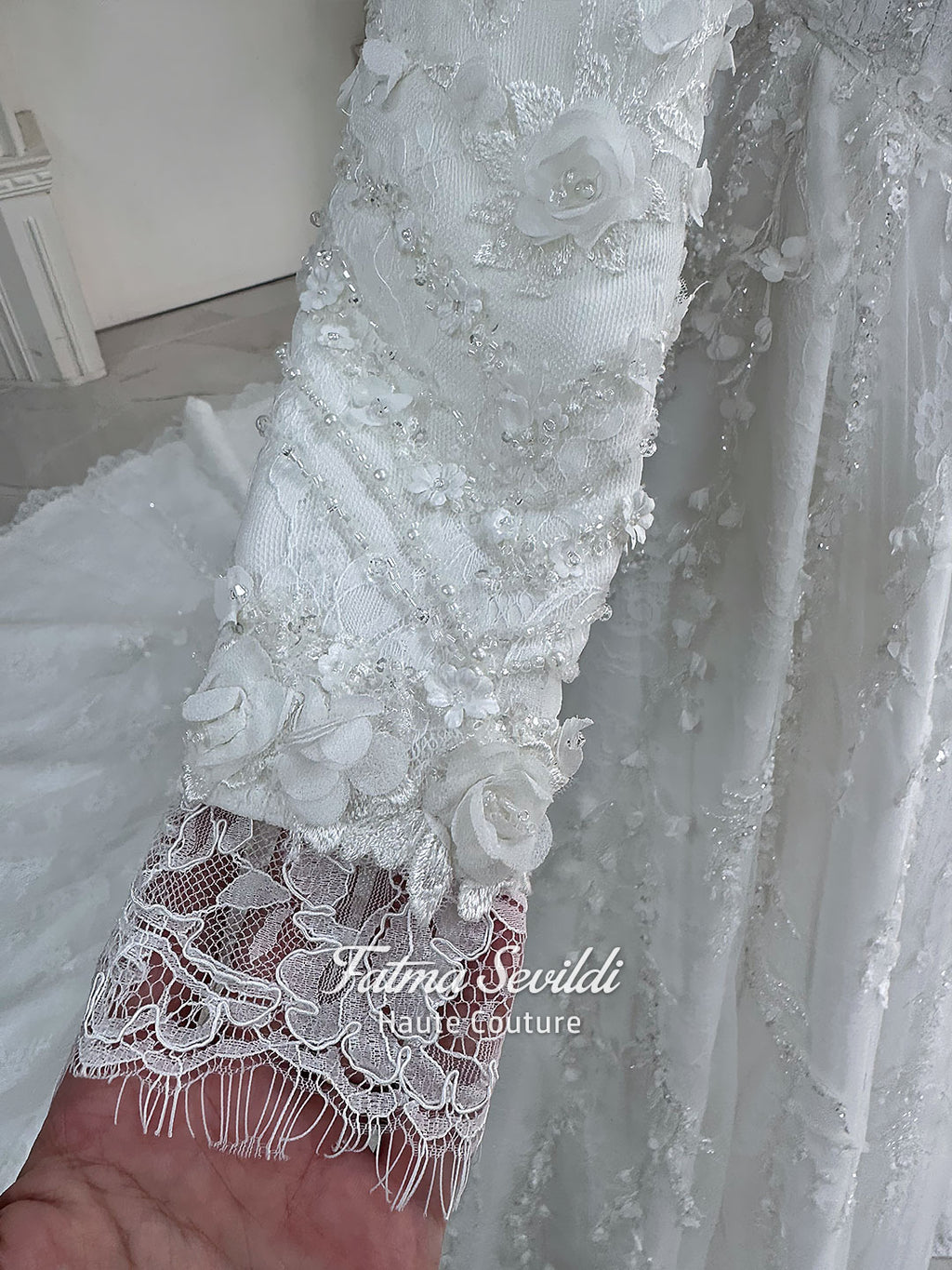 White hijab wedding dress with long sleeves, high lace neckline, floral embroidery and a full modest bridal skirt, shown with a premium lace veil. Luxury Muslim wedding gown with detailed lace and elegant full coverage.