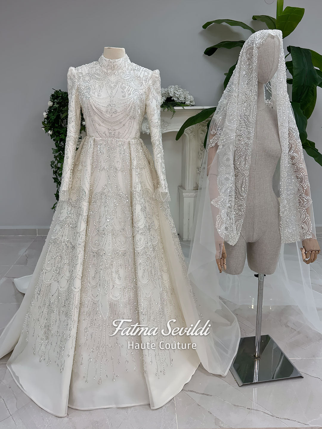 فستان زفاف محجبات، فستان أنيق محتشم بقصة A-line، ياقة عالية مزينة بالدانتيل المخرز وأكمام طويلة