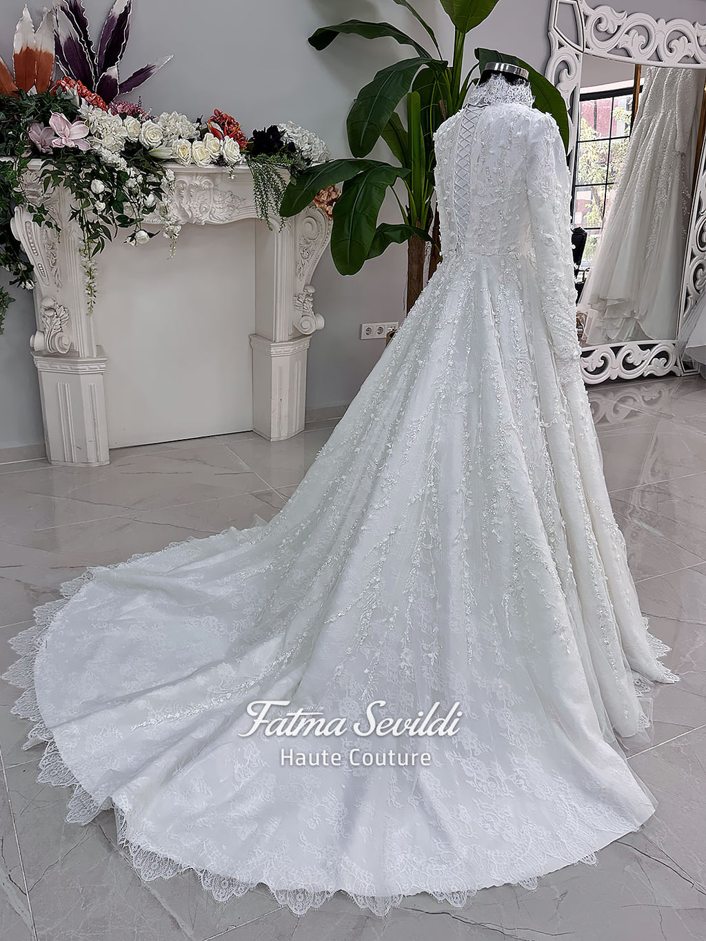 White hijab wedding dress with long sleeves, high lace neckline, floral embroidery and a full modest bridal skirt, shown with a premium lace veil. Luxury Muslim wedding gown with detailed lace and elegant full coverage.