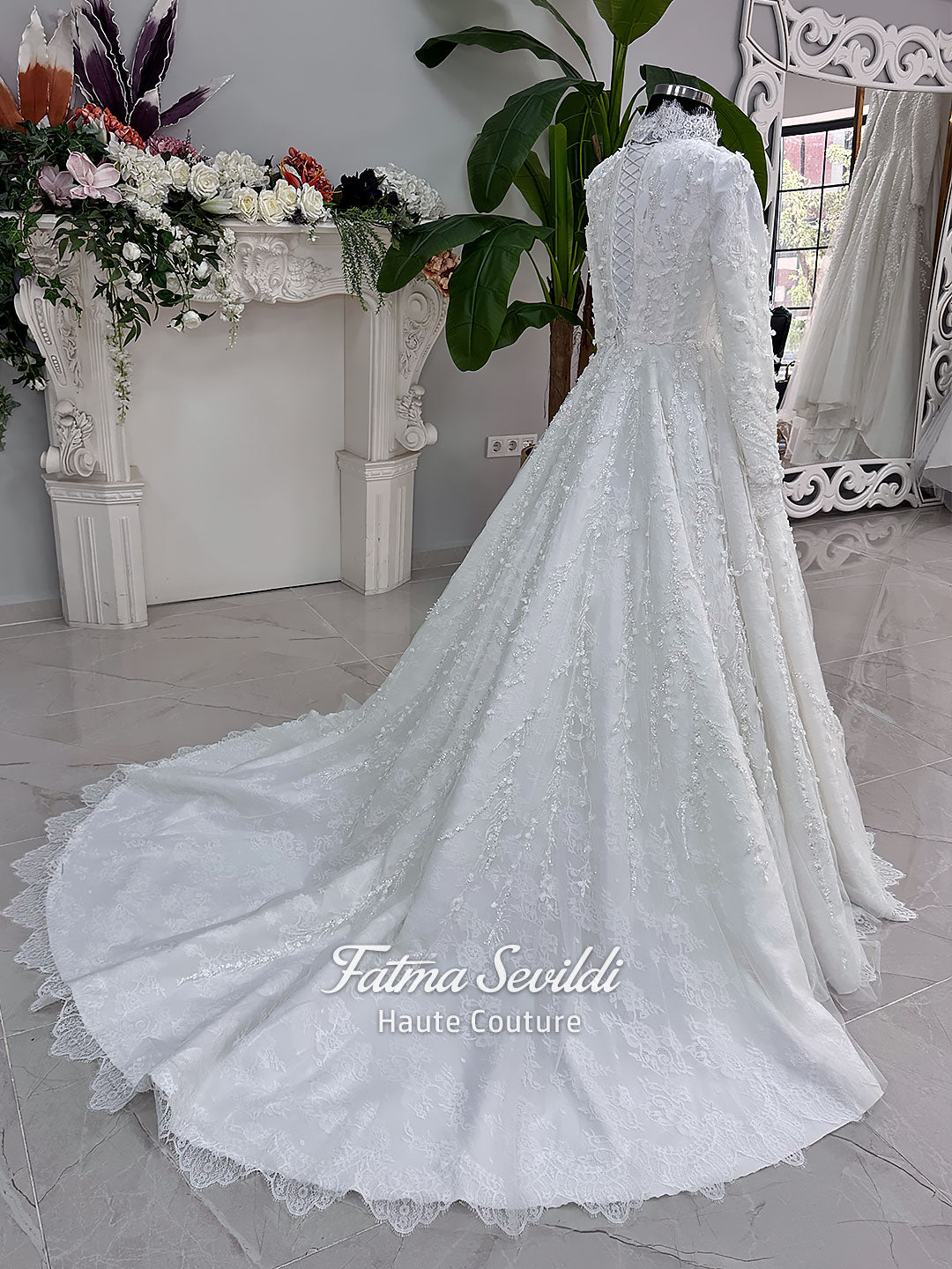White hijab wedding dress with long sleeves, high lace neckline, floral embroidery and a full modest bridal skirt, shown with a premium lace veil. Luxury Muslim wedding gown with detailed lace and elegant full coverage.