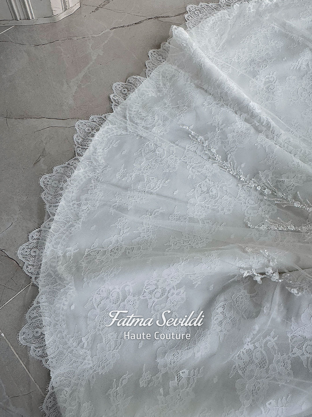 White hijab wedding dress with long sleeves, high lace neckline, floral embroidery and a full modest bridal skirt, shown with a premium lace veil. Luxury Muslim wedding gown with detailed lace and elegant full coverage.