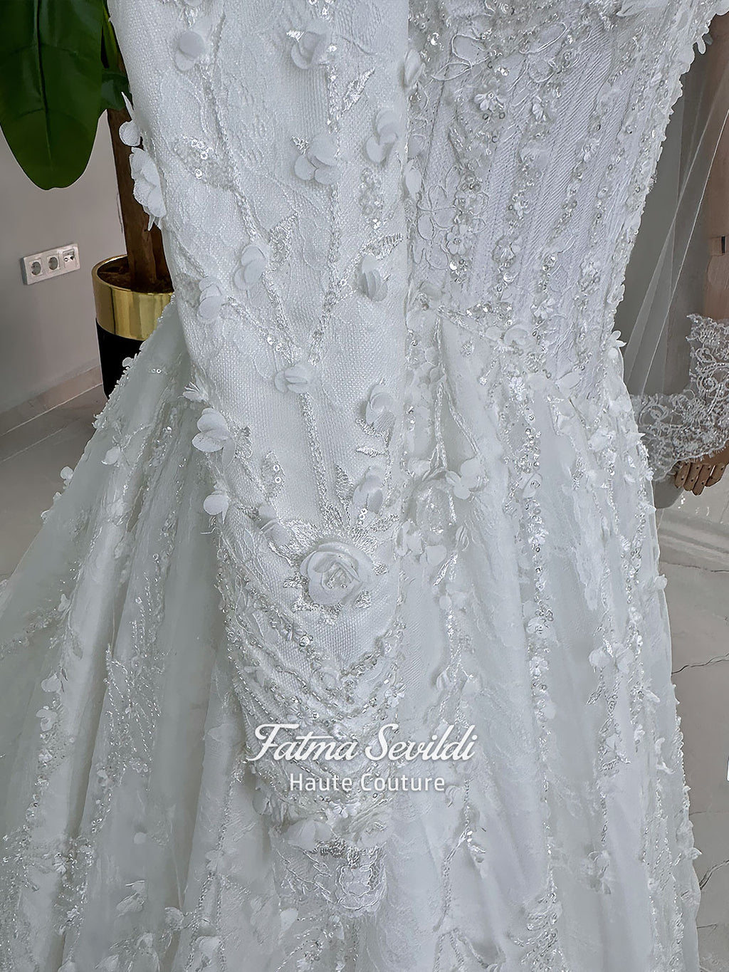 White hijab wedding dress with long sleeves, high lace neckline, floral embroidery and a full modest bridal skirt, shown with a premium lace veil. Luxury Muslim wedding gown with detailed lace and elegant full coverage.