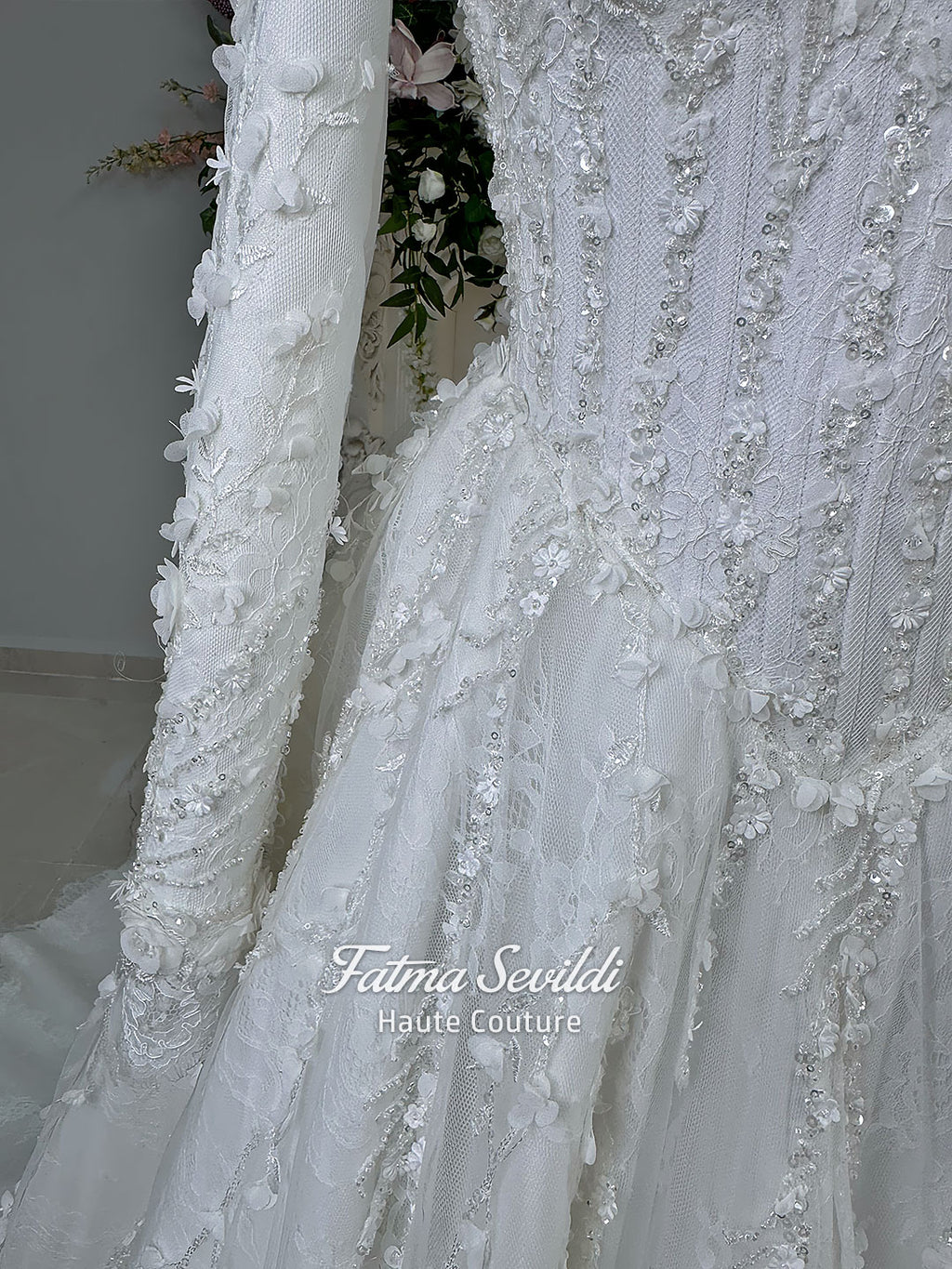 White hijab wedding dress with long sleeves, high lace neckline, floral embroidery and a full modest bridal skirt, shown with a premium lace veil. Luxury Muslim wedding gown with detailed lace and elegant full coverage.