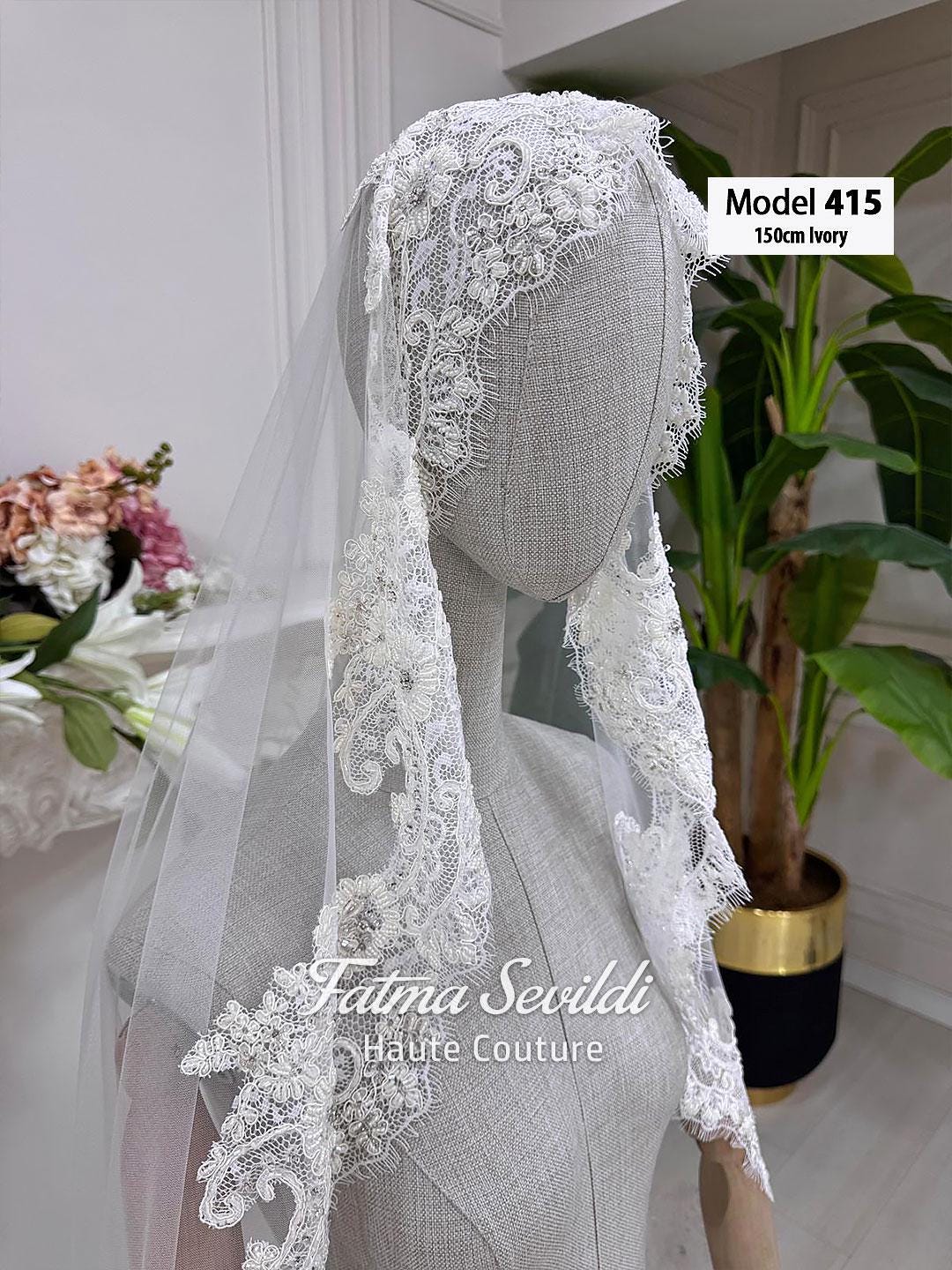 Ivory lace veil with floral embroidery and sheer tulle, model 415